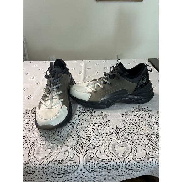 GUESS USA Women's Active Shoes - Size 9M - Picture 2 of 7